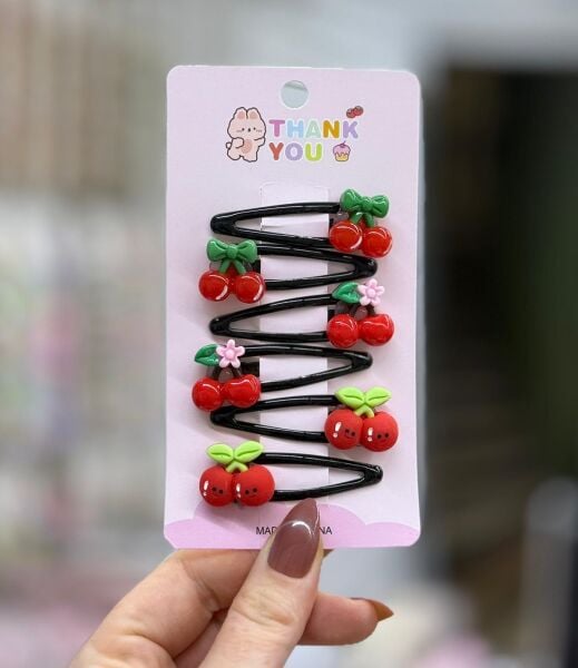 Kiraz Figürlü Siyah Çıtçıt Toka Seti – Çocuk ve Kadın Saç Aksesuarı