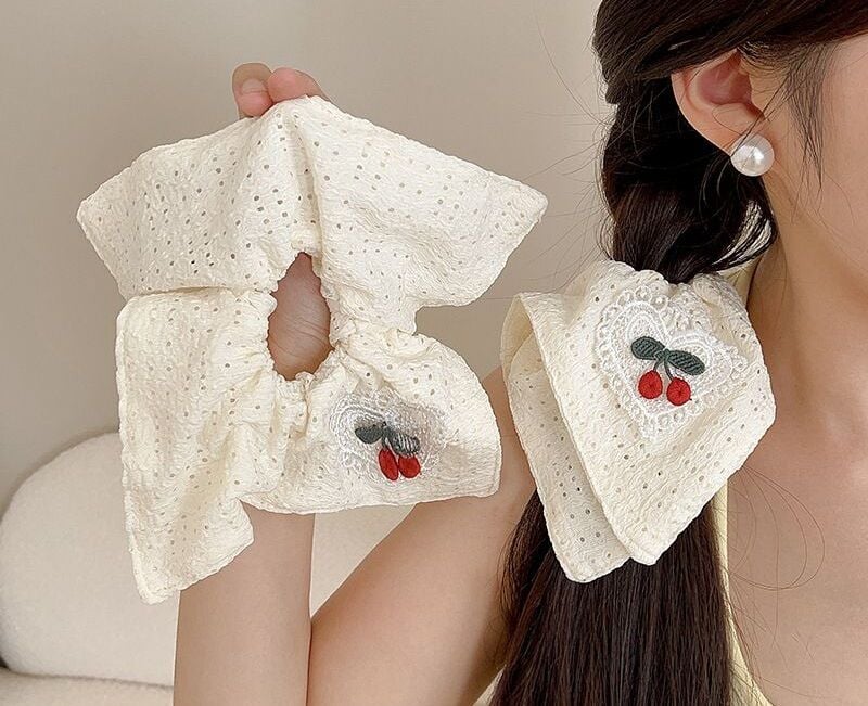 Kiraz Nakışlı Saç Tokası  – Yumuşak Dantel Kumaş Lastik Toka