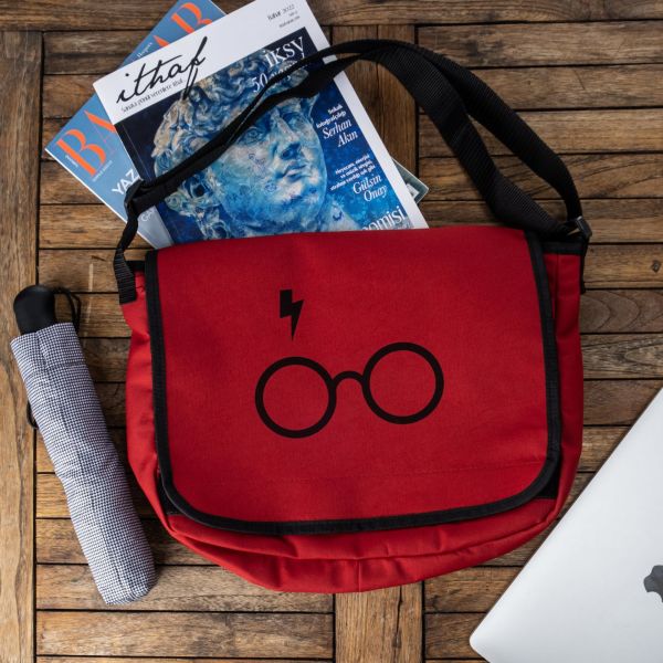 Hp Baskılı Bordo Renk Postacı Çantası